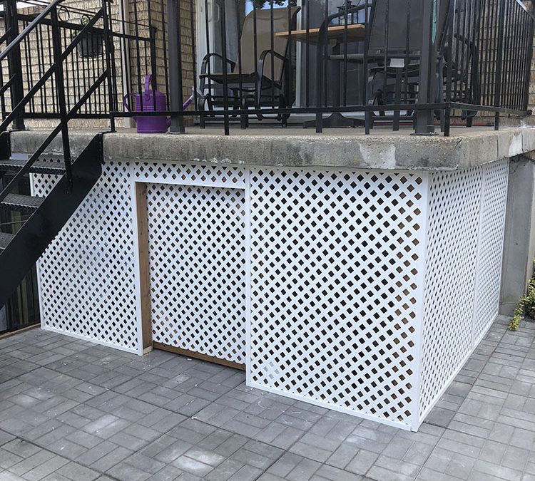 construction d'un cabanon dessous un balcon après (Construction de clôture en bois dans Lanaudière) - Petits Travaux.com